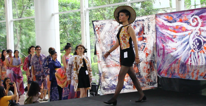 Batik Ekspresif nan Kreatif Karya Mahasiswa UMN Batik Ekspresif nan Kreatif Karya Mahasiswa UMN