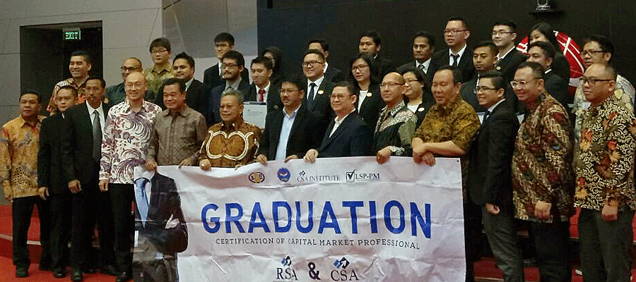 Ika Yanuarti, S.E., MSF dan Tonny Reynaldi berfoto bersama dengan Ketua LSPPM, Haryajid Ramelan MM, CSA, CFP, RFC, CRP., dan peserta lain yang mendapatkan sertifikasi Certified Securities Analyst (CSA) dan Registered Securities Analyst (RSA).