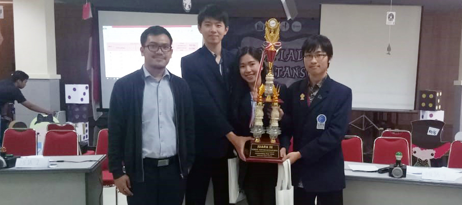 Mahasiswa Universitas Multimedia Nusantara (UMN) jurusan Akuntasi berhasil meraih juara ketiga dalam perlombaan tingkat nasional 
