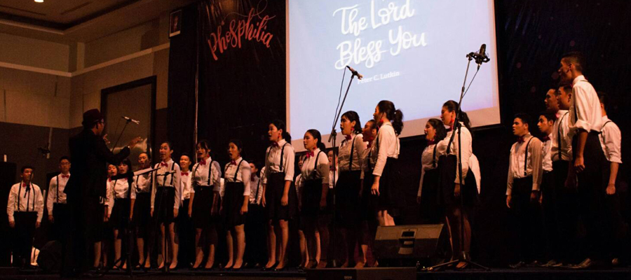46 mahasiswa UMN yang menjadi anggotga baru Ultima Sonora dalam konser inagurasi Phosphilia: A Valentine’s Love Concert
