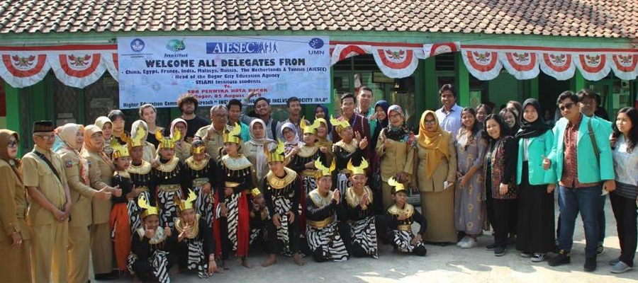 Mahasiswa UMN Melaksanakan Kegiatan Pengabdian Masyarakat Bersama Mahasiswa Dari 9 Negara