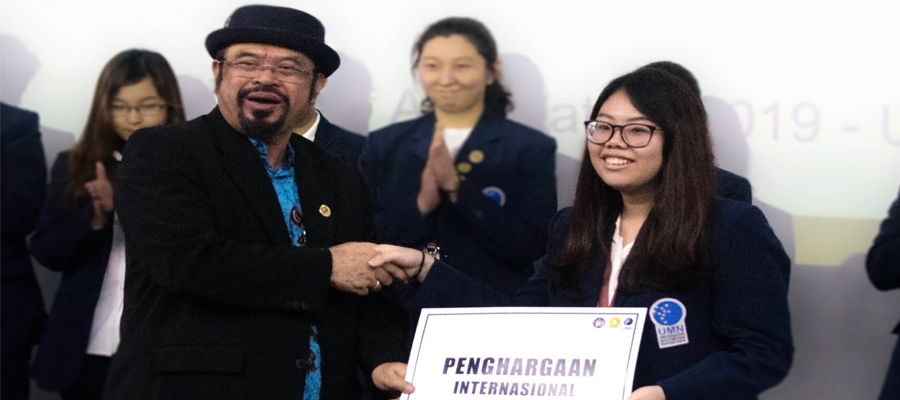 Pemberian Penghargaan Internasional oleh Rektor UMN Bapak Ninok Leksono kepada Ultima Sonora (dok.UMN)