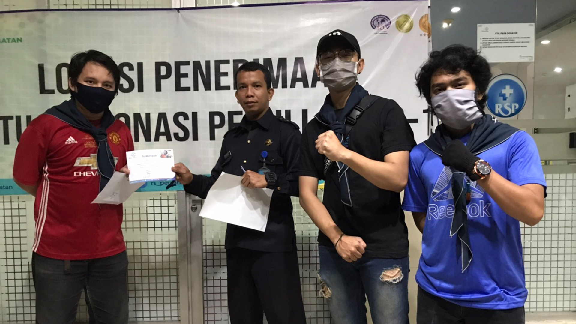 Beberapa relawan Mapala UMN dan IBU saat memberi sumbangan di RSUP Persahabatan (Dok. UMN)