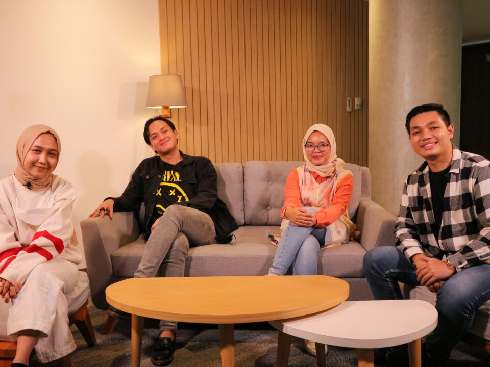 Podcast UMN bersama dengan Laila Nurazizah dan Gerald Mamahit.