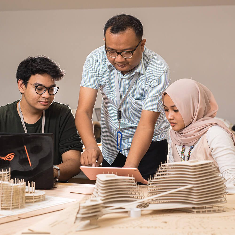 Kegiatan mahasiswa Arsitektur UMN bersama dosen di kelas (sumber : umn.ac.id)