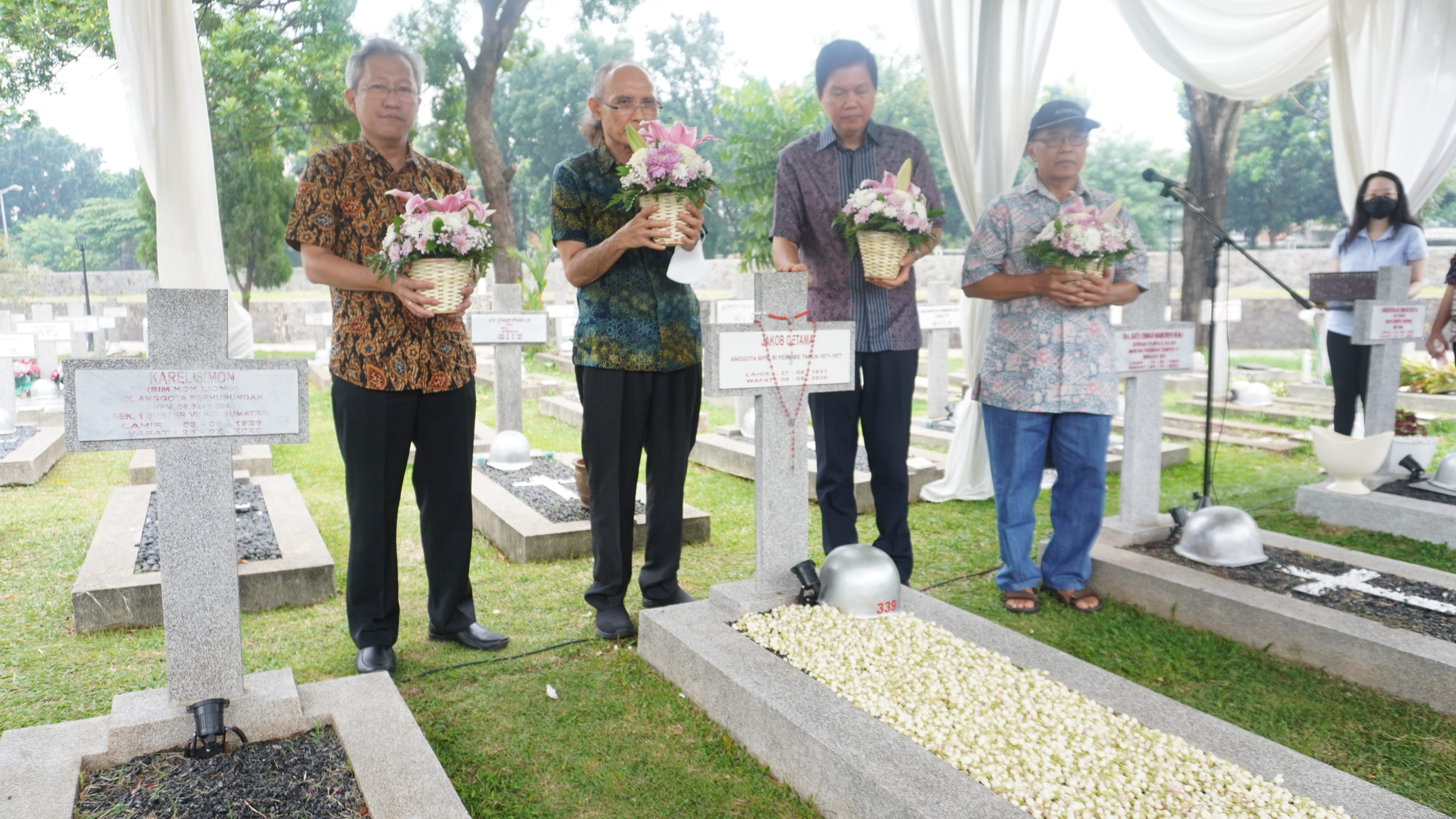 UMN ziarah ke makam jakob oetama