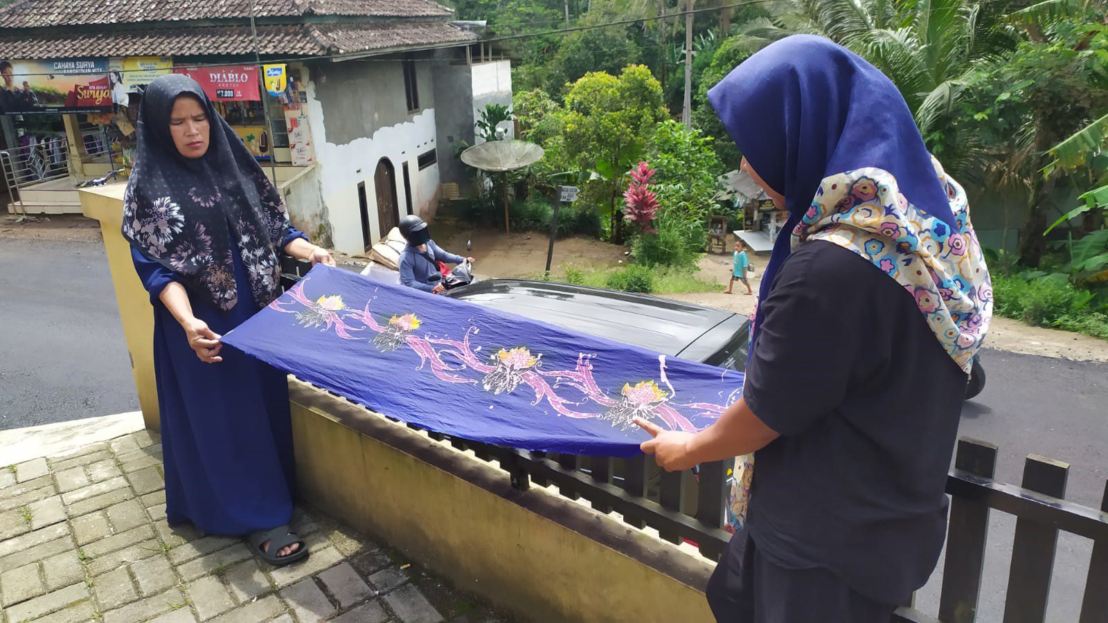 UMN Helped Curuglemo Village Start a Regional Batik Business