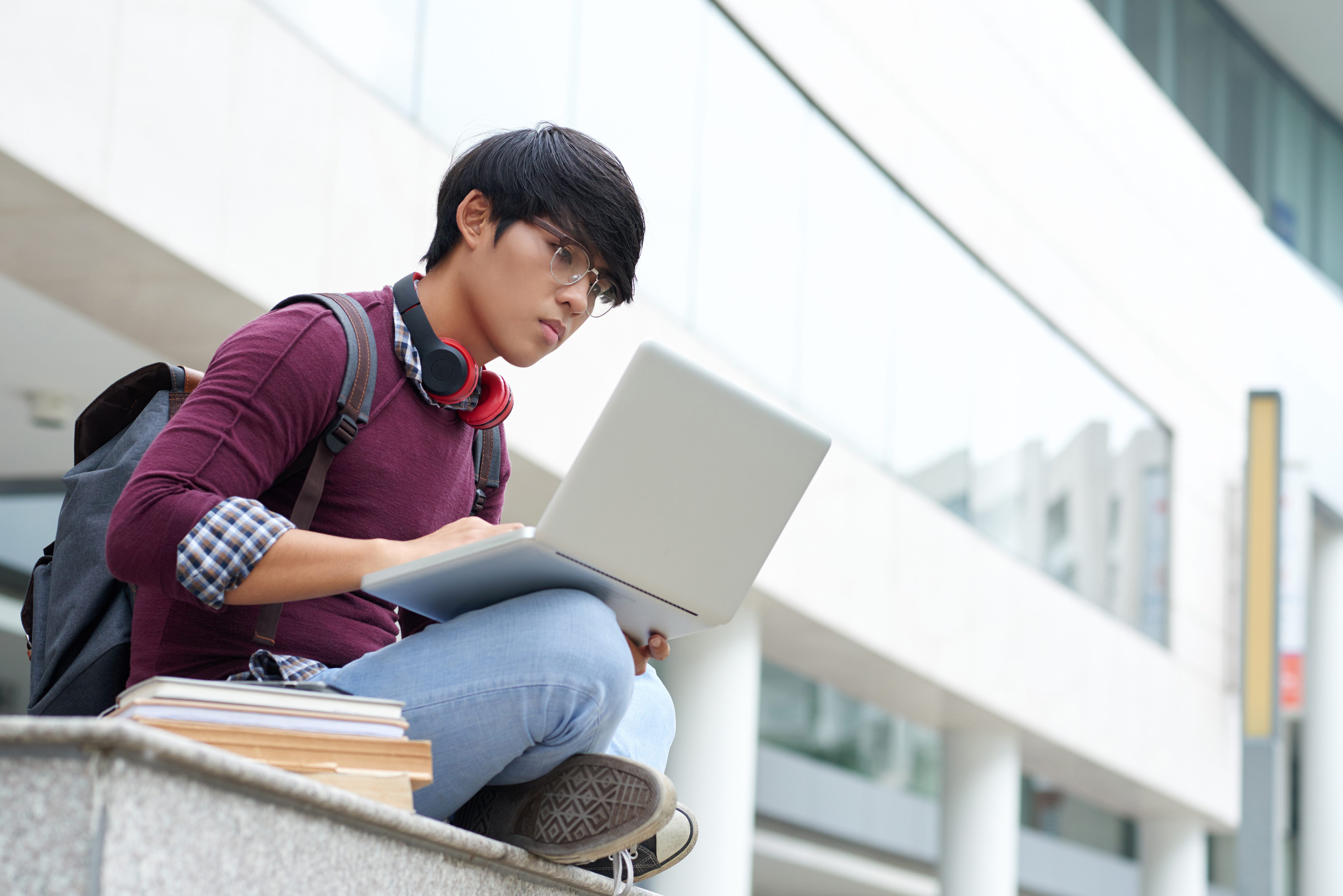 Студенты азиаты. Современный студент. Парень Азиат за ноутбуком. Студент с ноутбуком.