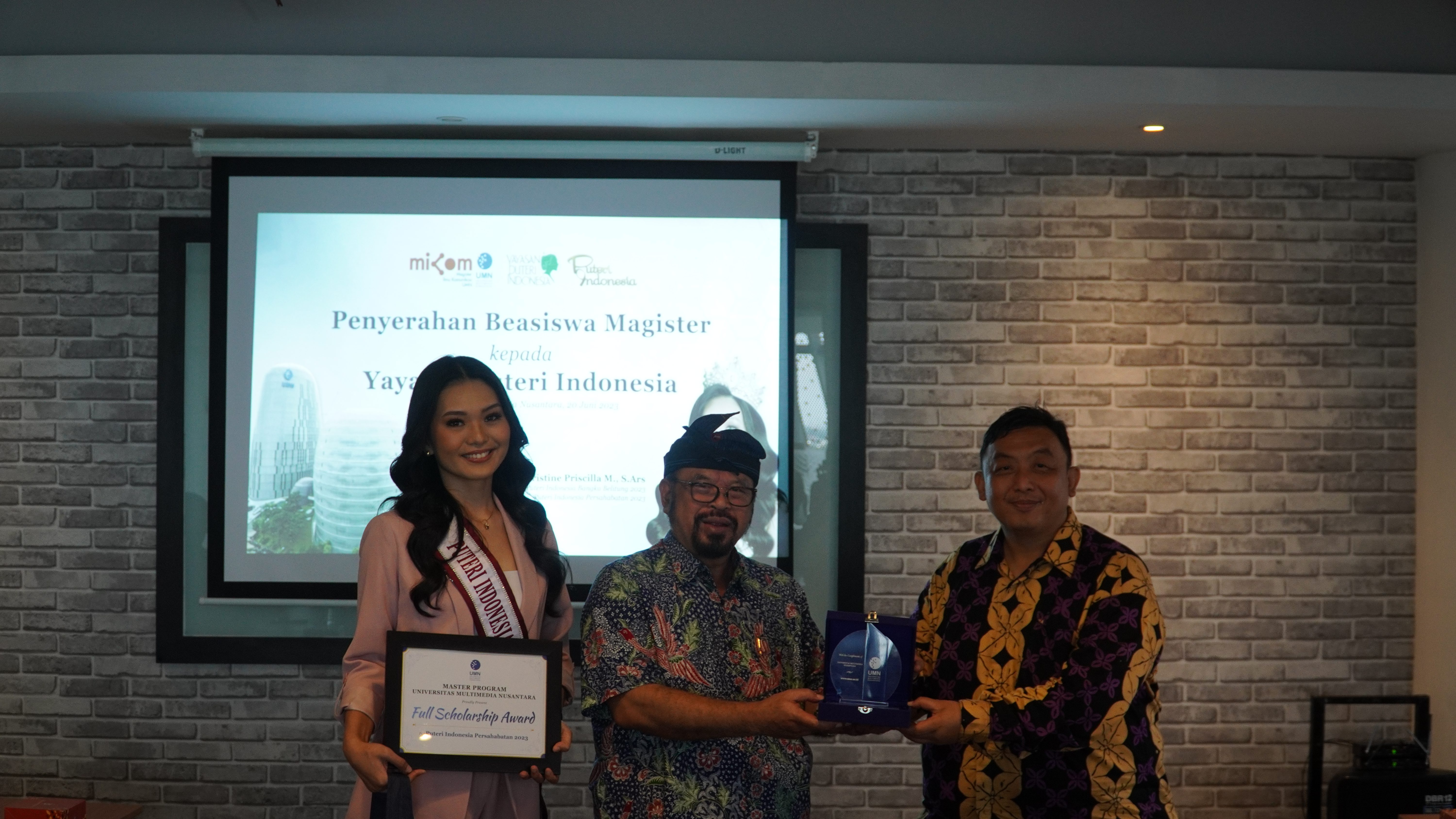 The Handover of UMN Master of Communication Science Scholarship to Puteri Indonesia Persahabatan 2023