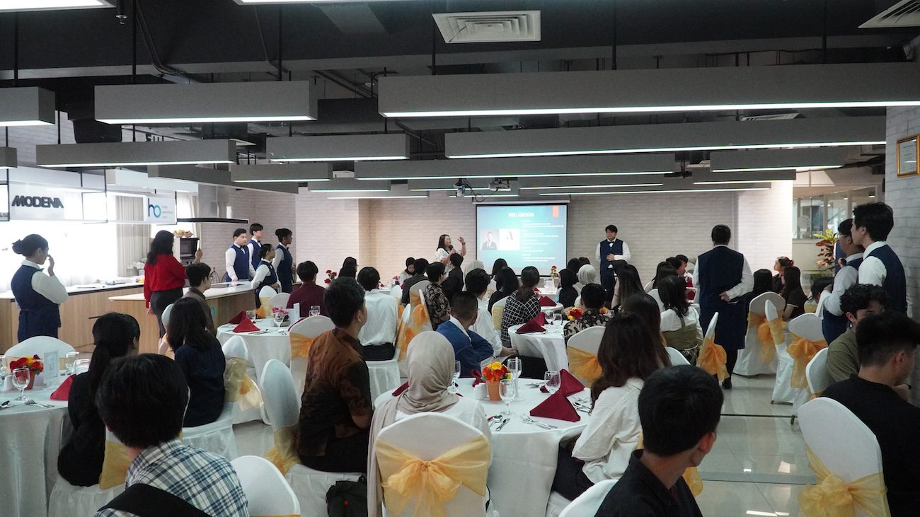 Mahasiswa FIKOM UMN  Ikuti Pelatihan Dining Etiquette: Bekal Penting untuk Profesional Muda